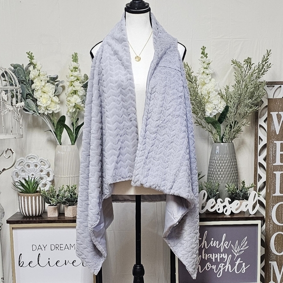 MARCUS ADLER NEW YORK | FAUX FUR WRAP VEST - NWT! - Picture 2 of 14